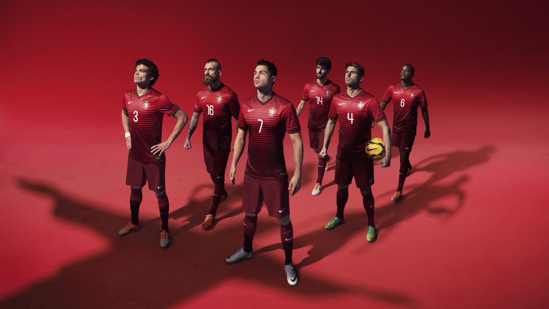 球场大事件：引发热议的重大裁判判罚，球场惨案